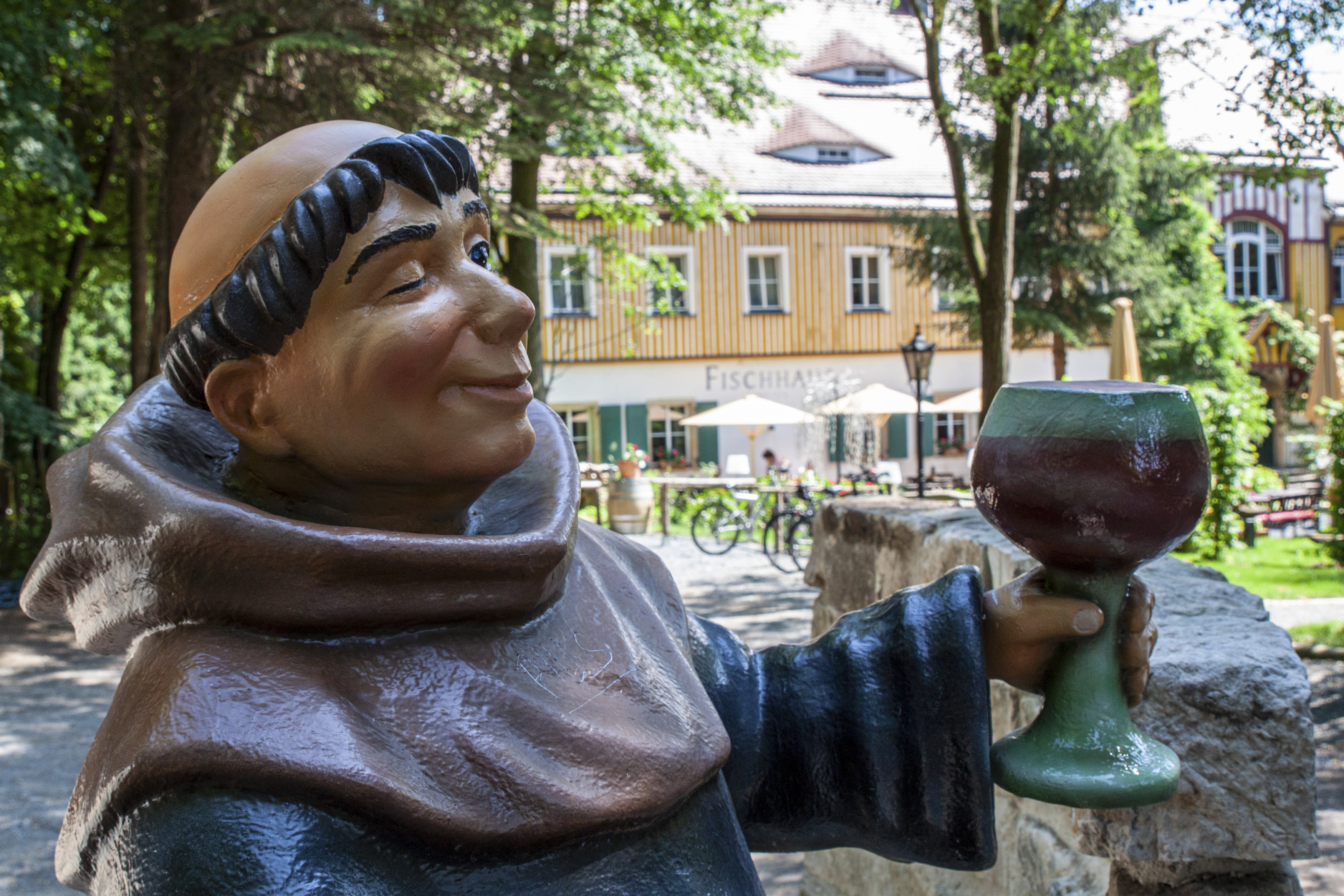Ein Mönch begruesst die Gäste im Historischen Fischhaus Dresden
