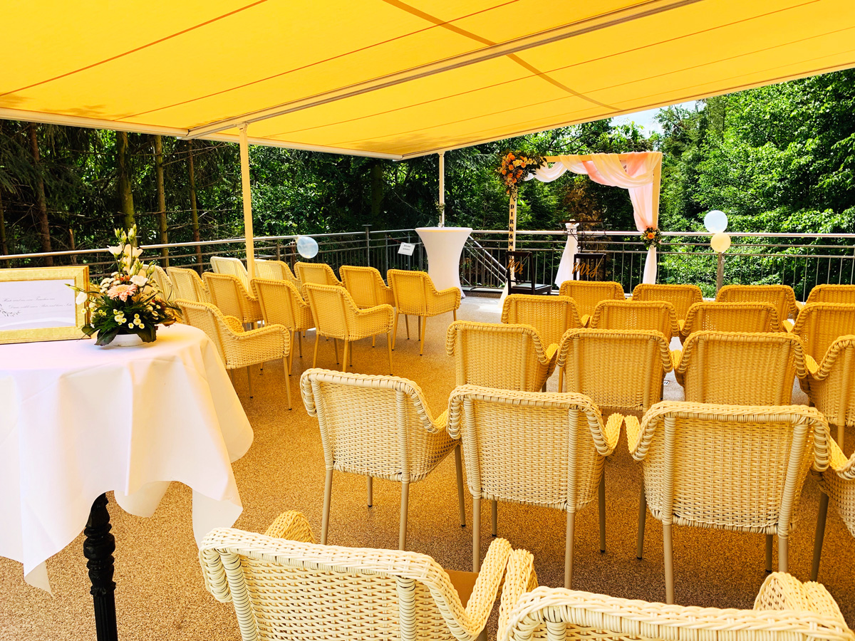 Sonnenterrasse mit Bestuhlung für Hochzeit